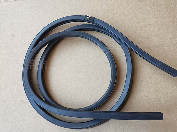 编织物增强充气密封件14