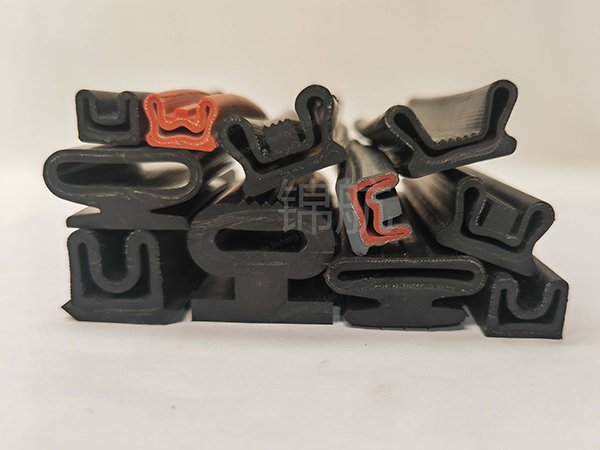 编织物增强充气密封件12